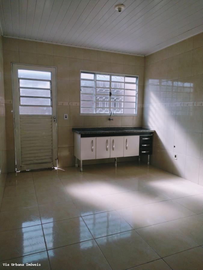 Casa à venda com 3 quartos, 198m² - Foto 1