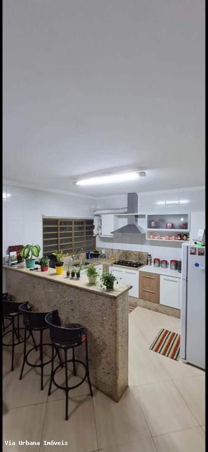 Casa à venda com 3 quartos, 300m² - Foto 1