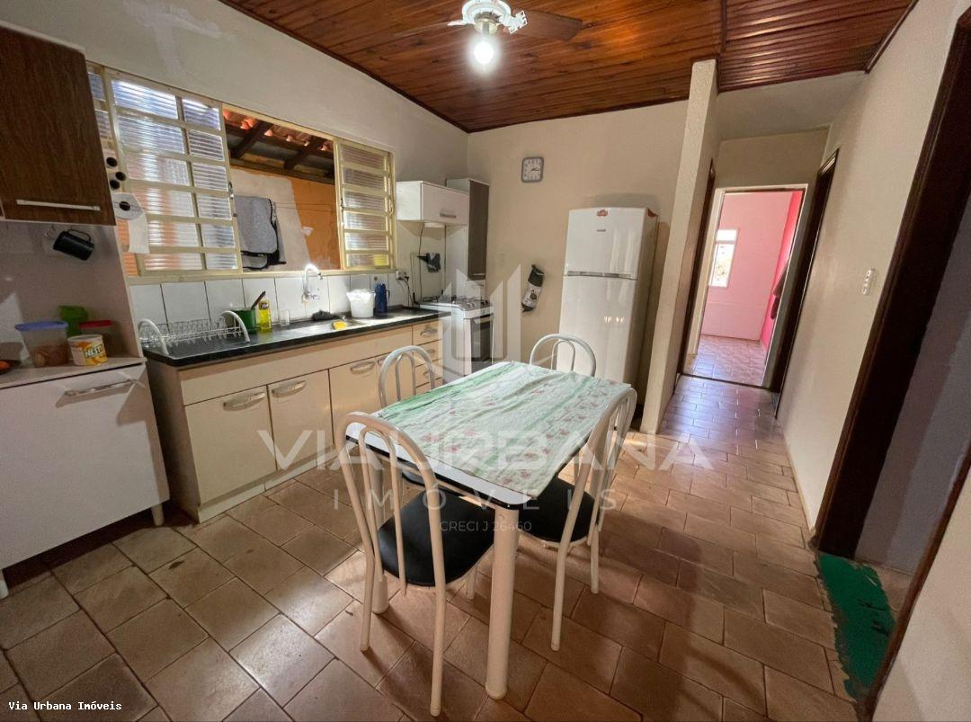 Casa à venda com 4 quartos, 200m² - Foto 4