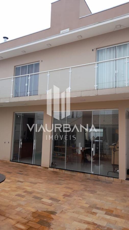 Casa à venda com 3 quartos, 250m² - Foto 1