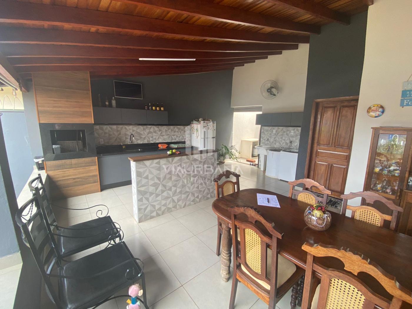 Casa à venda com 3 quartos, 340m² - Foto 1